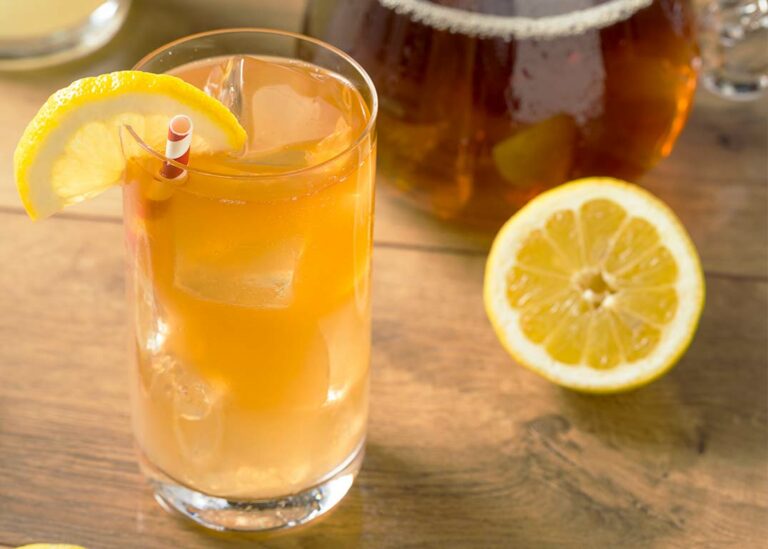 Half tea, half lemonade cocktail with a lemon garnish.